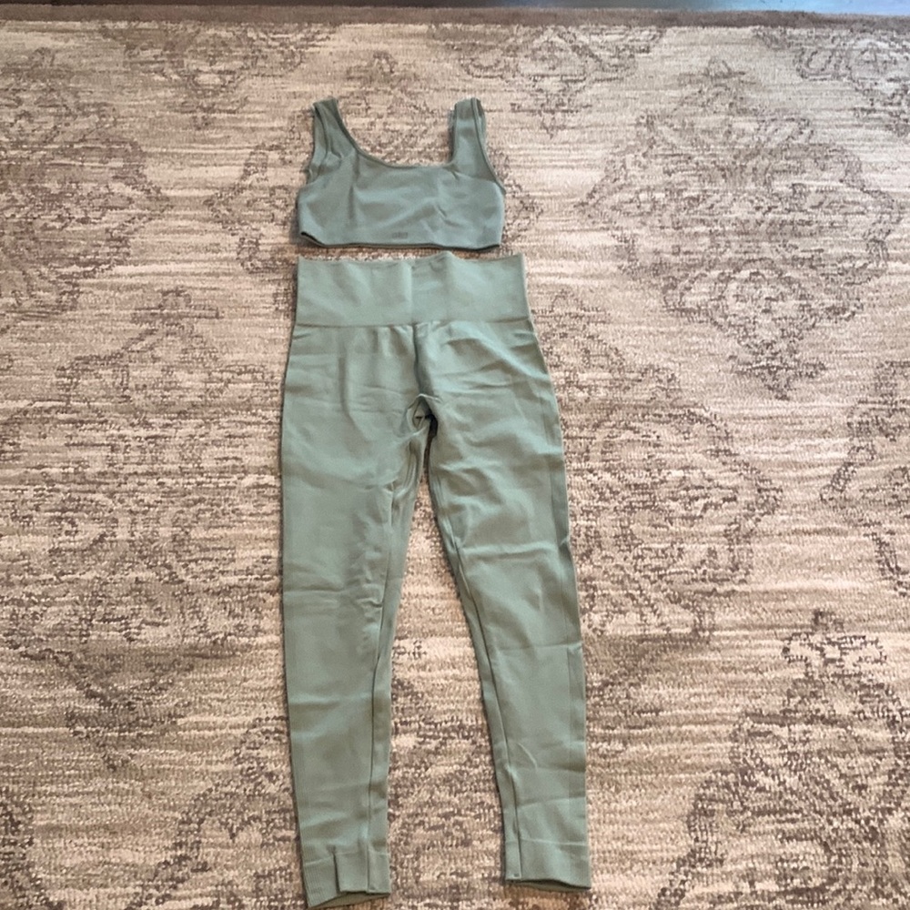 SETactive matcha set in size M and M/L. Worn a few times only.